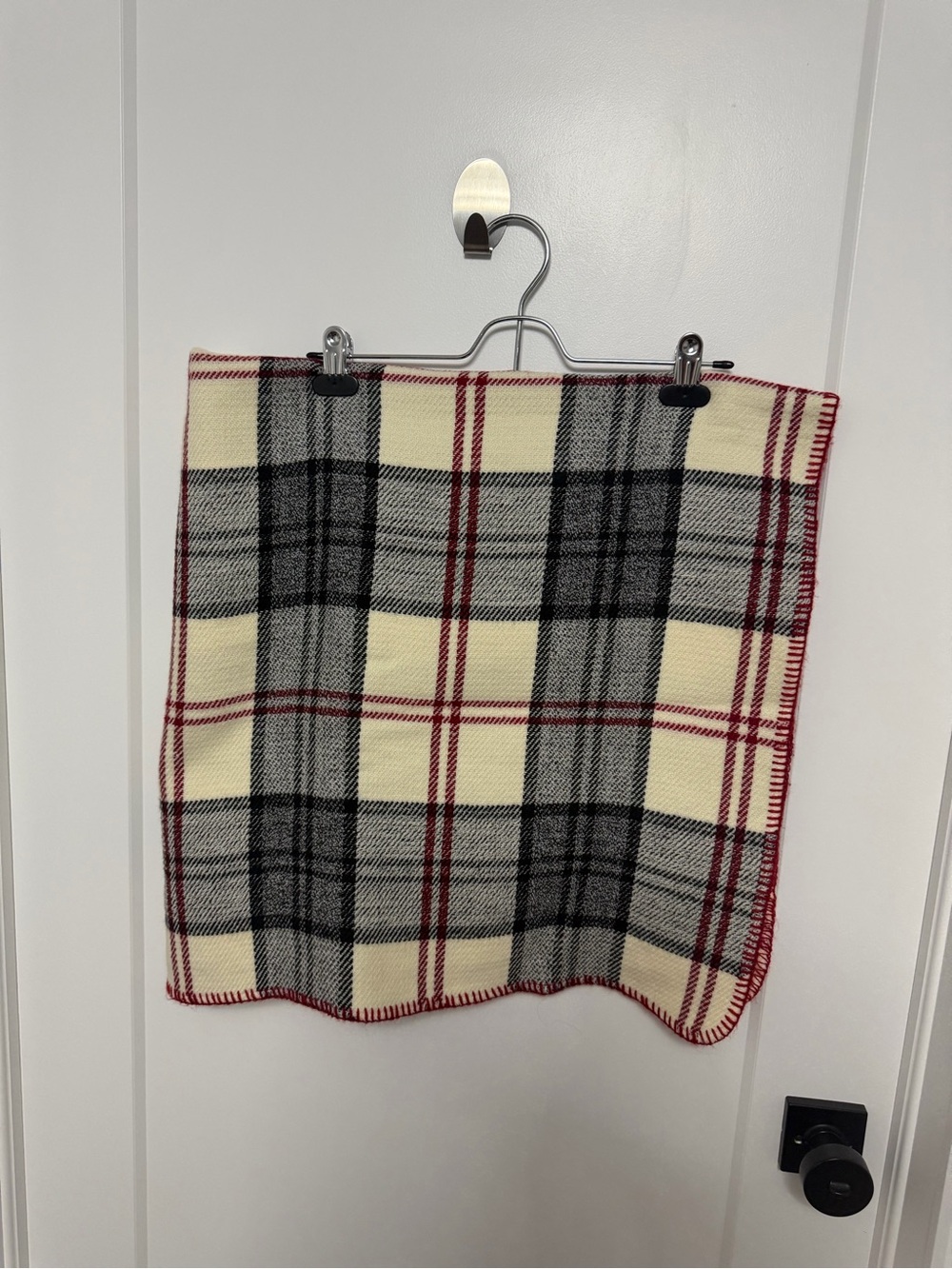 Oversized Roots Cabin Scarf with Red and Black Pattern
